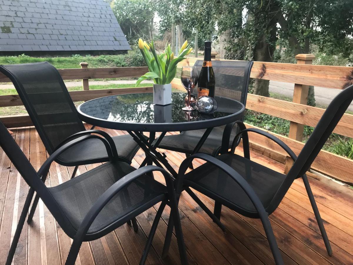 Foxes Sea Side Retreat Deluxe Chalet Is A Lovely Holiday Home Tucked Away On The Kent Coast Kingsdown  Eksteriør bilde